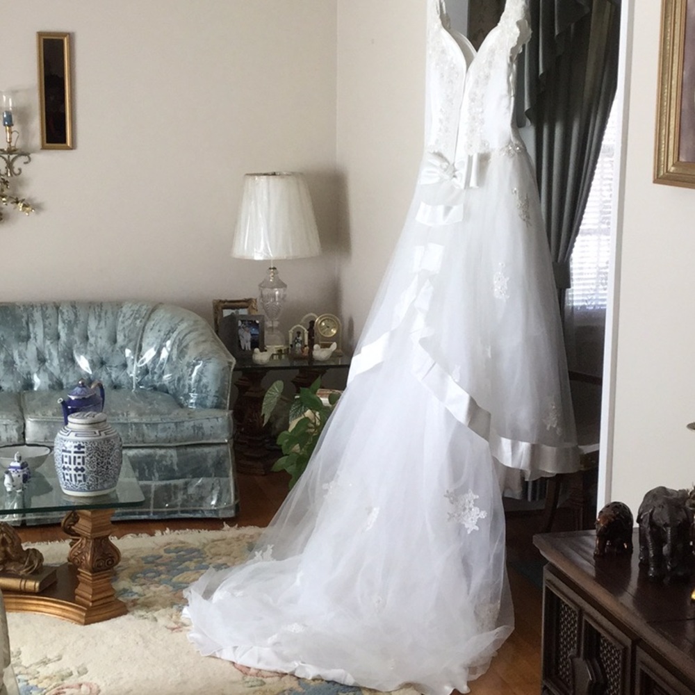 🎉Host Pick🎉💗💗Wedding Dress -Never Worn - Picture 2 of 6